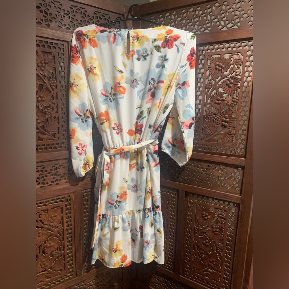 JUNE & DELANEY WHITE FLORAL WITH BLUE AND YELLOW FLOWERS - Picture 2 of 2